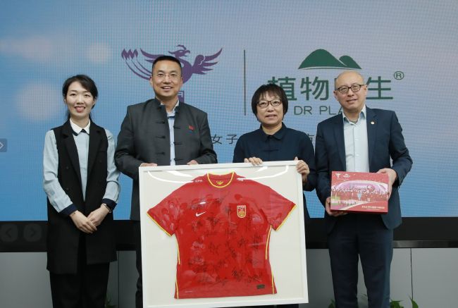 罗马传奇托蒂今日与意大利主帅斯帕莱蒂共同前往医院看望患病儿童，一同前往的还有意大利足协主席格拉维纳、布冯、佩鲁济、迪洛伦佐等人。
